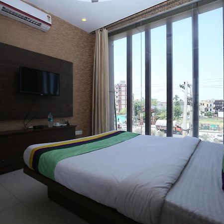 Hotel Pearl Grand & Banquet Zirakpur Kültér fotó