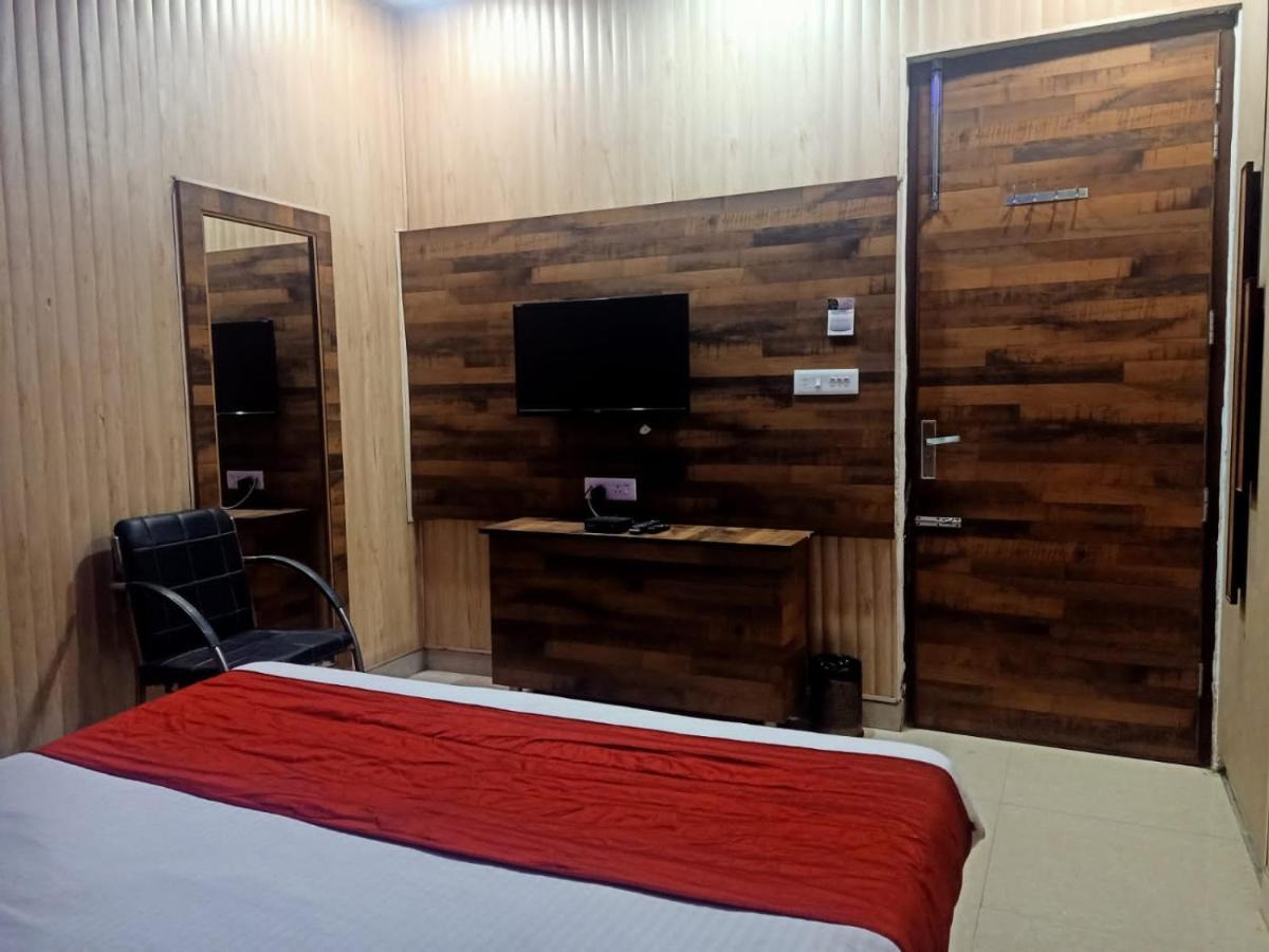 Hotel Pearl Grand & Banquet Zirakpur Kültér fotó
