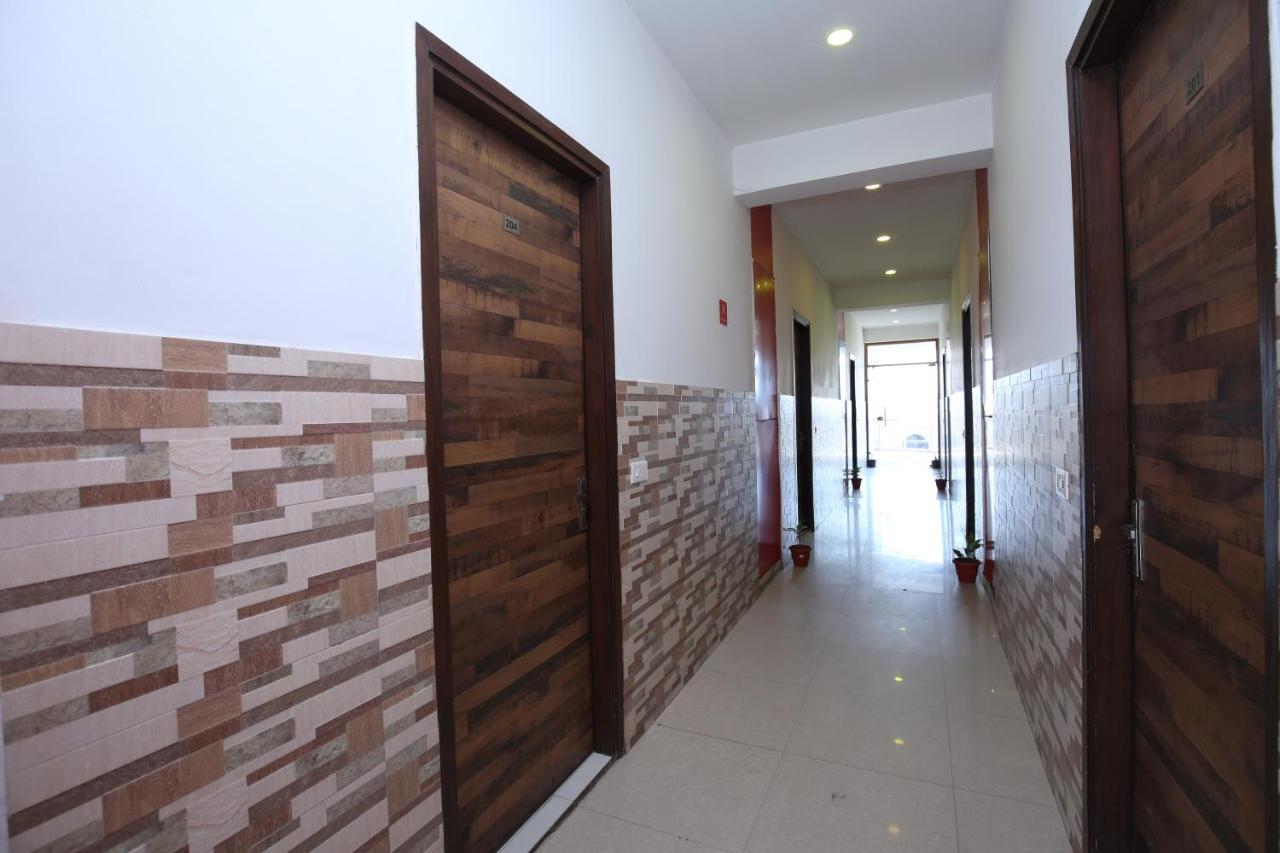 Hotel Pearl Grand & Banquet Zirakpur Kültér fotó
