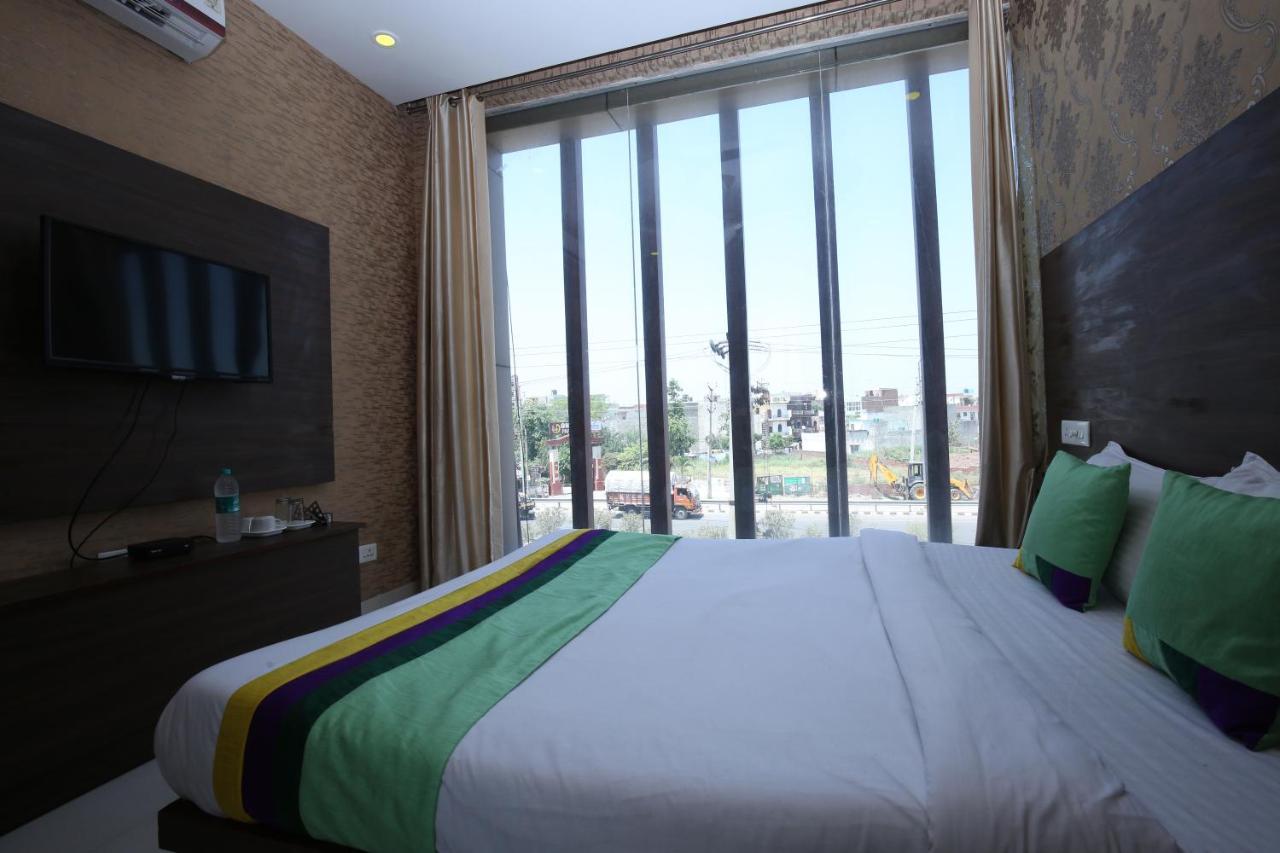 Hotel Pearl Grand & Banquet Zirakpur Kültér fotó