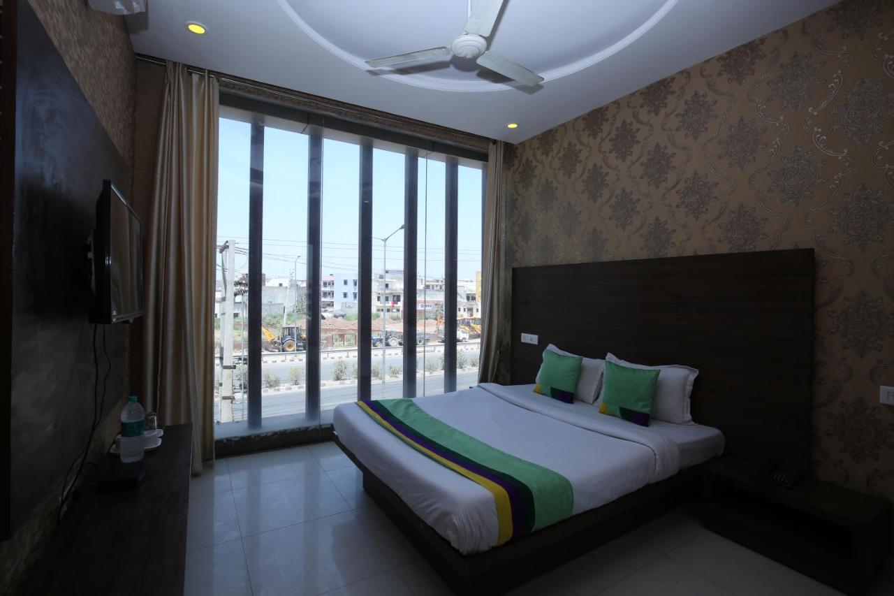 Hotel Pearl Grand & Banquet Zirakpur Kültér fotó