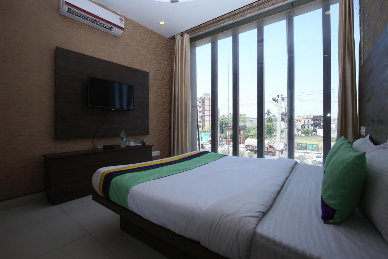 Hotel Pearl Grand & Banquet Zirakpur Kültér fotó