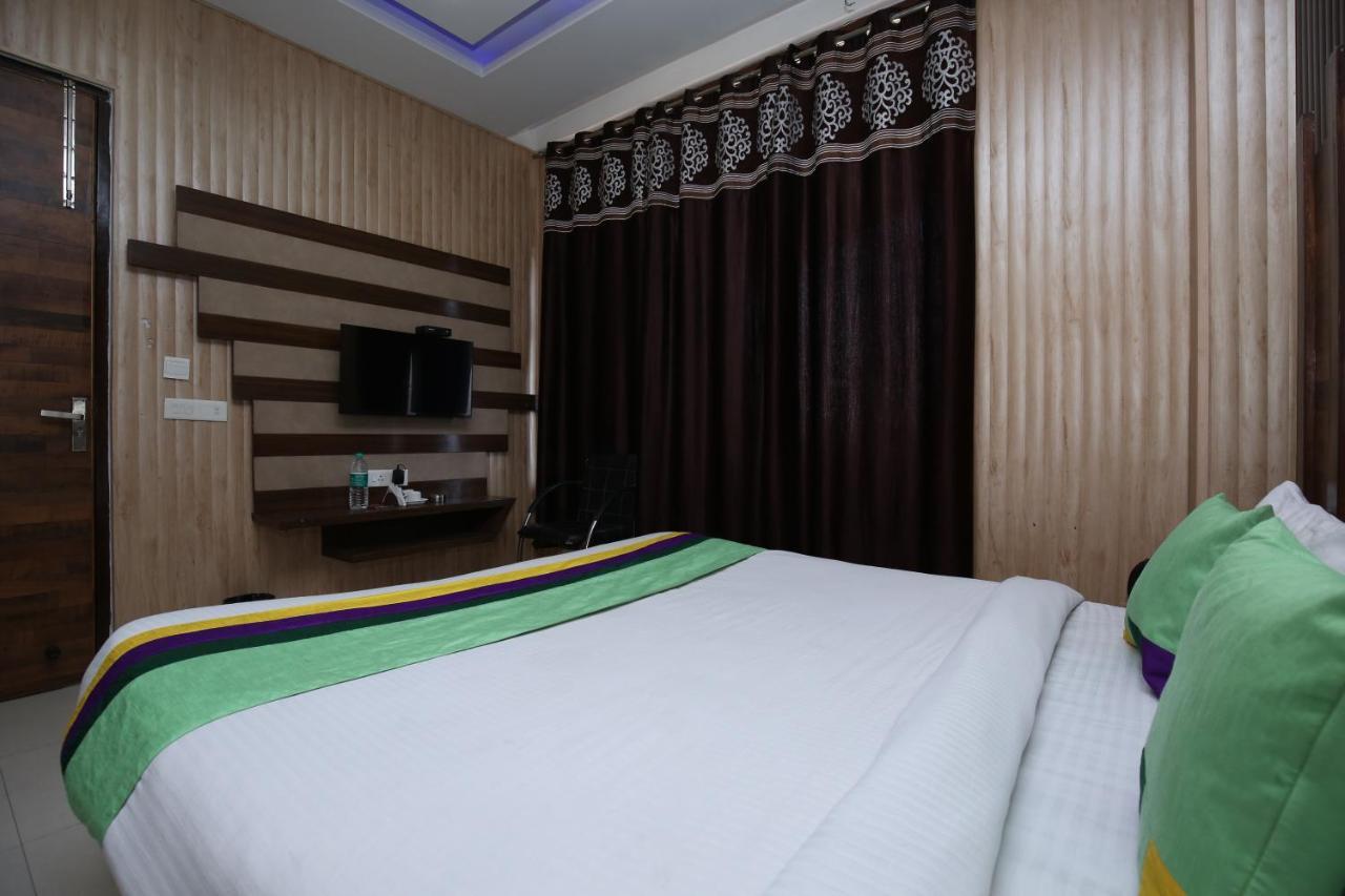 Hotel Pearl Grand & Banquet Zirakpur Kültér fotó